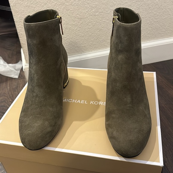 Michael Kors Suede Olive Ankle Boots Size 6. Brand New w/ Box - Picture 4 of 4